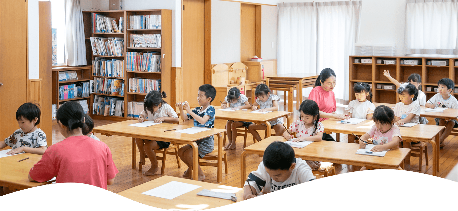 教室で勉強をする子どもたち