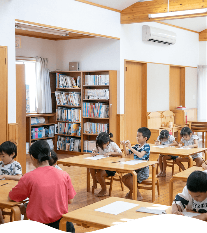 教室で勉強をする子どもたち