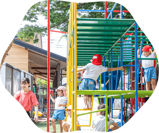 園児が遊具で遊んでいる写真