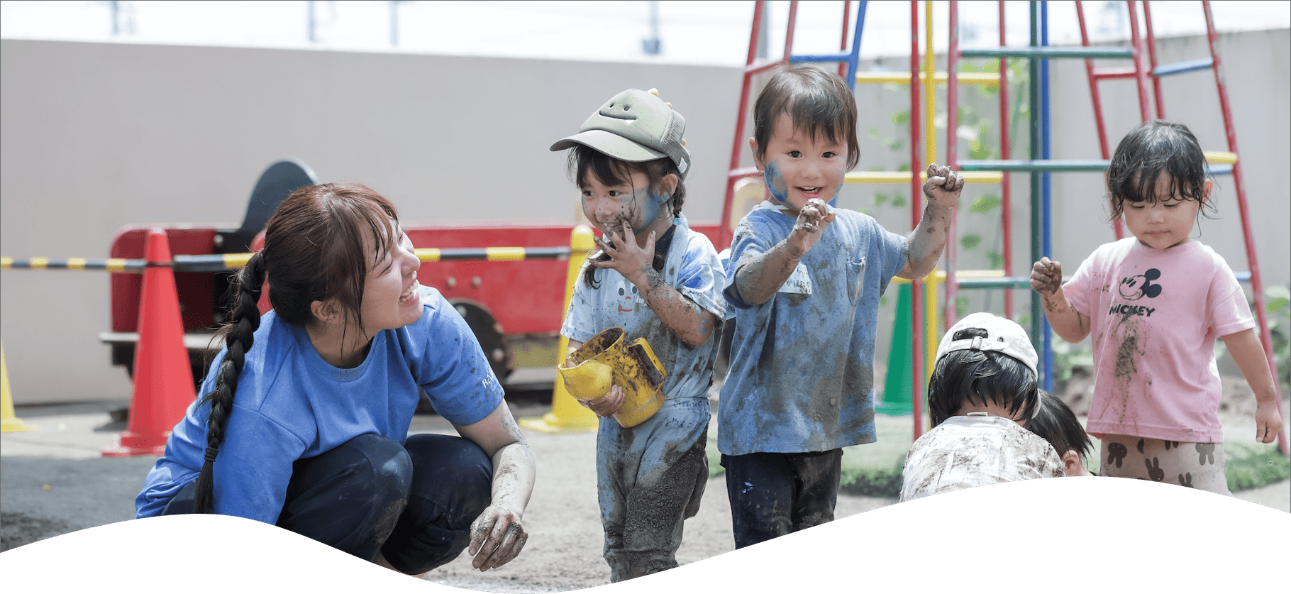 泥まみれになる先生と子ども達