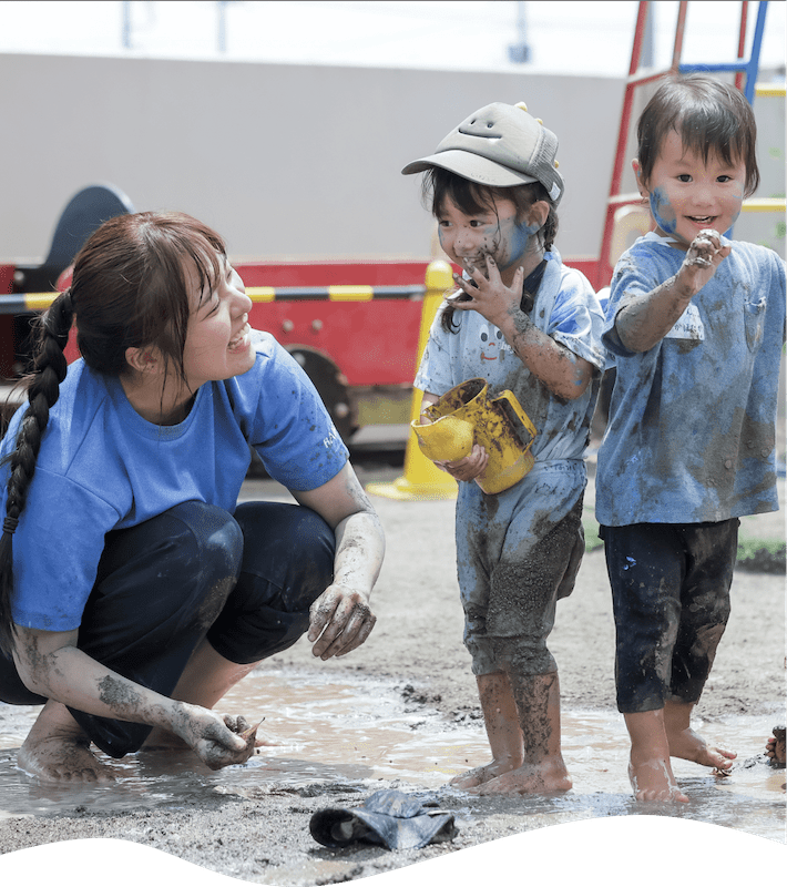 泥まみれになる先生と子ども達