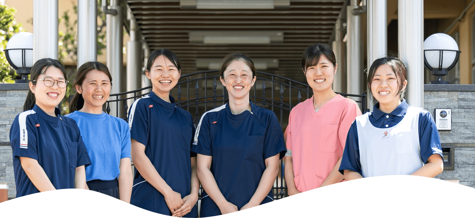 笑顔で正面を向く6人の先生