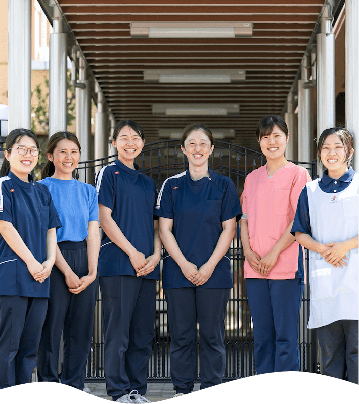 笑顔で正面を向く6人の先生