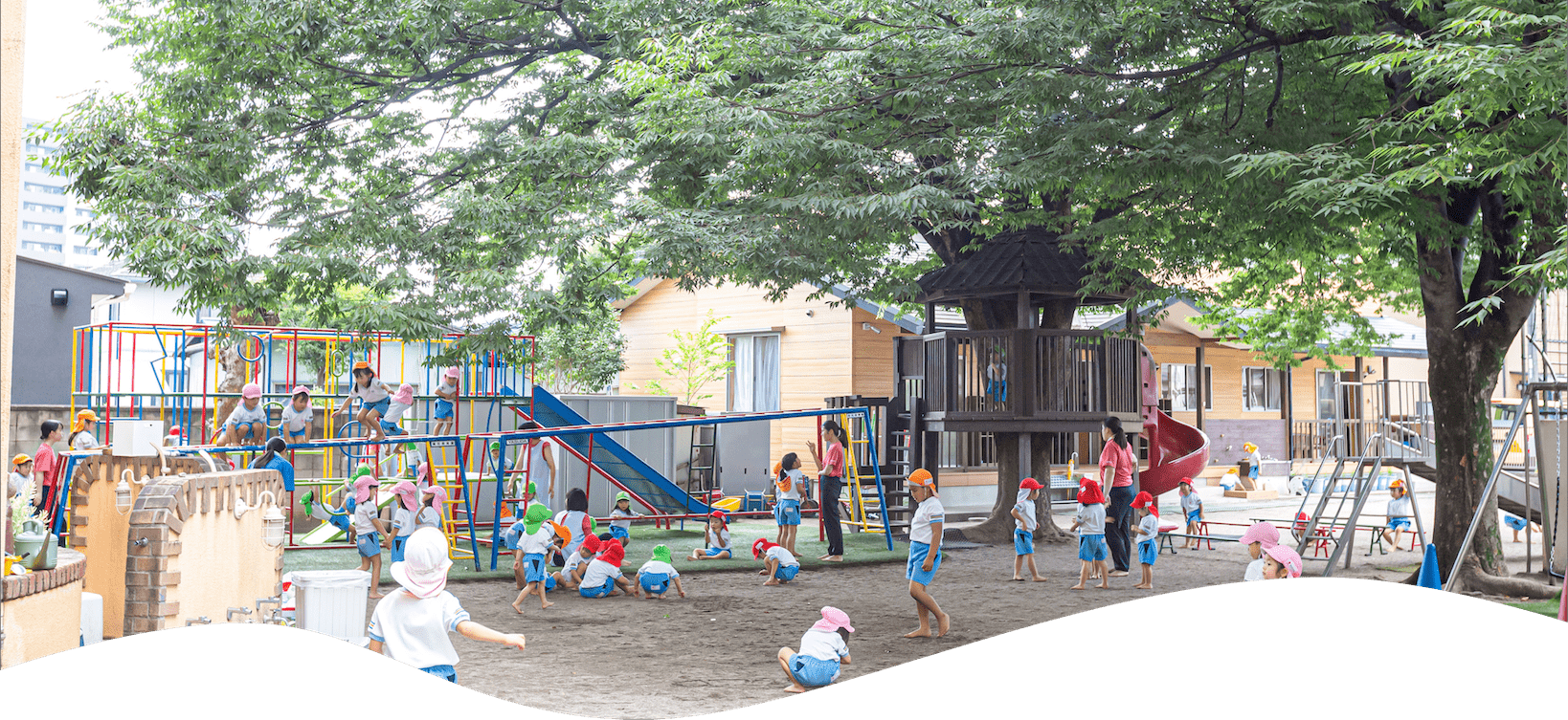 園庭で遊ぶこどもたち