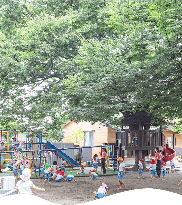 園庭で遊ぶこどもたち