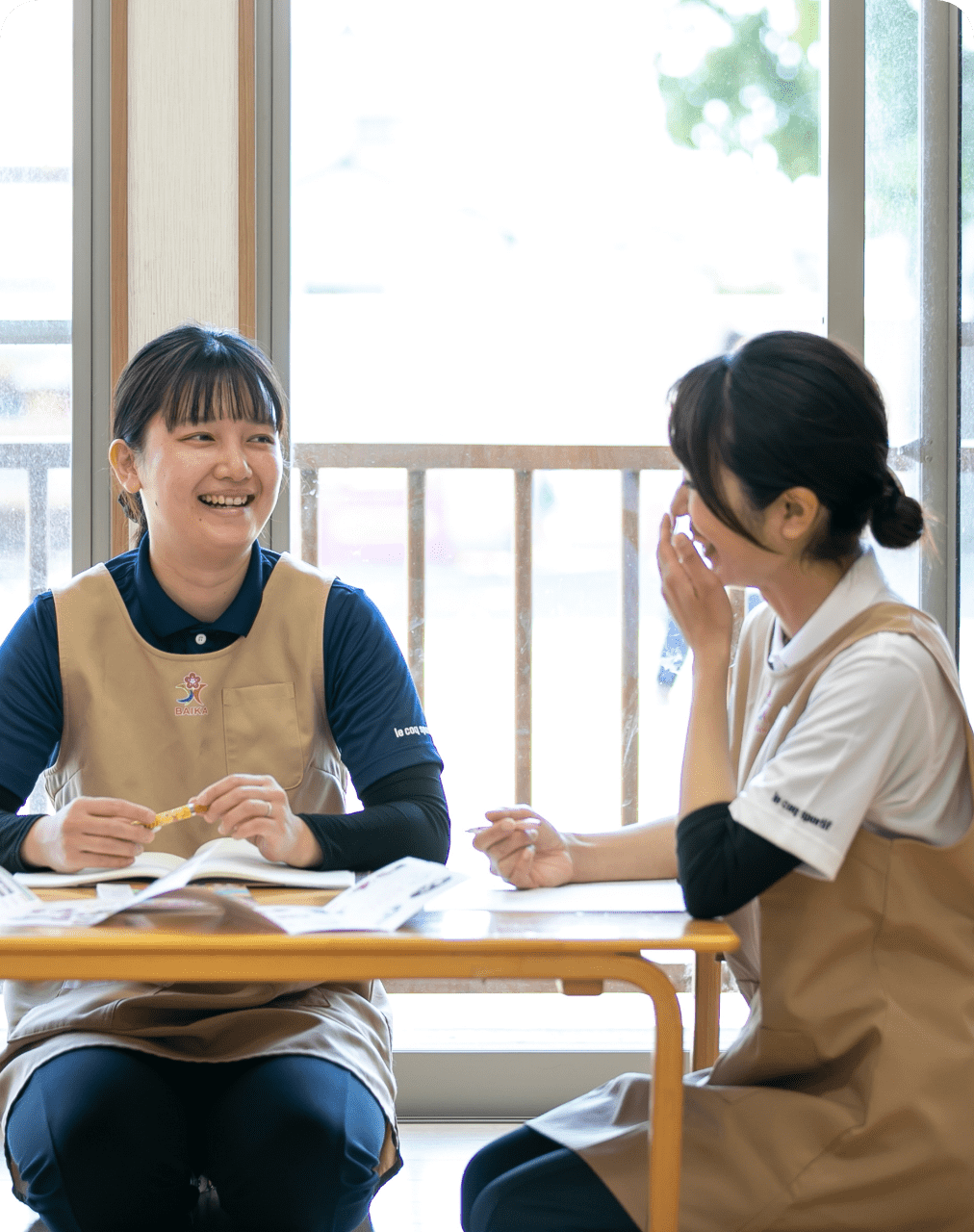 女性二人が向き合って会話している写真