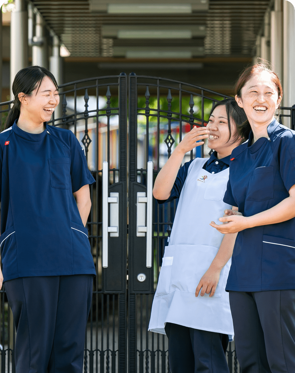 職員が門の前で談笑している写真